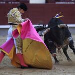 Alberto Lamelas se estira a la verónica con una de las reses de su lote de ayer