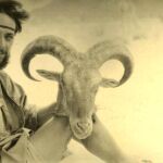 Eugenio Morales, en un campamento del Sahara Occidental en 1943, con una cabeza de arruí en la mano