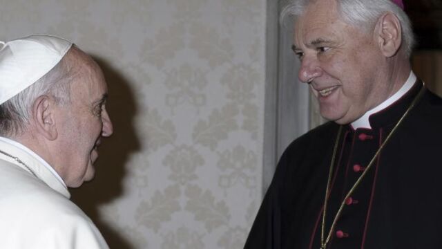 El Papa Francisco, junto al al prefecto para la Congregación para la Doctrina de la Fe, Gerhard Ludwig Müller, que será uno de los nuevos cardenalesA`p