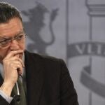 Ruiz-Gallardón, durante la rueda de prensa que ha ofrecido junto a la vicepresidenta del Gobierno, Soraya Sáenz de Santamaría, tras la reunión del Consejo de Ministros