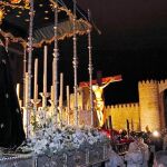 Una de las procesiones más espectaculares de la Semana Santa abulense es la del Encuentro, en el Mercado Grande, con la Puerta del Alcázar al fondo