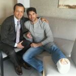 Cayetano Rivera con el doctor Angel Villamor tras la operación