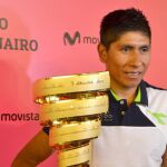 Nairo posa orgulloso con su trofeo.
