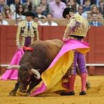 Morante remata con una preciosa media durante su actuación de ayer en La Maestranza