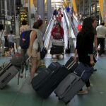 Varias personas, antes de facturar sus equipajes en la T4 de Madrid-Barajas