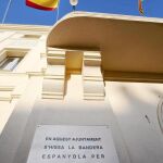 El incumplimiento de la Ley de Banderas es variado. Sant Sadurní izó la bandera española, pero colocó una aclaración: «Por imperativo legal»