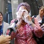 Una mujer en Kuala Lumpur llora tras conocer la noticia