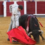 Derechazo en los medios de Finito de Córdoba, ayer, en Brihuega