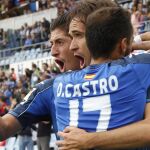 El centrocampista del Getafe, Michel Herrero (c), celebra junto a sus compañeros, Sergio Escudero (i) y Diego Castro (d), su gol