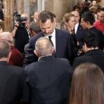 Los Príncipes de Asturias, Don Felipe y Doña Letizia, dan el pésame a los familiares de las 79 víctimas mortales al finalizar el funeral.
