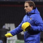 El entrenador de la Real Sociedad, Jagoba Arrasate, dirige el entrenamiento de ayer en el estadio Donbass Arena de Donetsk
