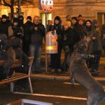 Un agente de policía durante los disturbios tras la manifestación en Viena