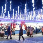 El Mensajero de la Navidad recorrió la calle Mayor, entre la plaza de la Villa y la plaza Mayor, para pregonar la llegada de las fiestas y encender la iluminación navideña, que estará en 21 espacios de la capital hasta el día que más esperan los niños de la casa: el 6 de enero, cuando llegan los Reyes Magos