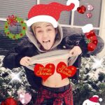 Miley Cyrus nos felicita la Navidad... ¡en topless!