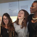 Empleadas de una joyería celebran el tercer premio