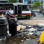 Una mujer camina por una calle, lugar de las protestas en contra el gobierno del presidente venezolano Nicolás Maduro en el municipio Chacao en Caracas