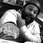 Dieudonné, realizando la quenelle