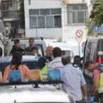 Agentes de la Policía Nacional vigilan la puerta de la vivienda