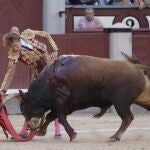 Román torea con la diestra a un ejemplar de Fuente Ymbro, el pasado día 12, en Las Ventas