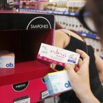 Una mujer compra tampones en un supermercado de Buenos Aires