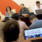 La secretaria general de ERC, Marta Rovira (i), el presidente del partido, Oriol Junqueras (c), y el secretario general adjunto Lluis Salvadò (d), durante la reunión extraordinaria de la ejecutiva de ERC que han celebrado esta tarde en el Parlemen..t.