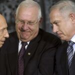 Simon Peres, Benjamin Netanyahu,y en el centro Reuvén Rivlin.