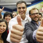 Pedro Sánchez con su equipo durante la presentación de su candidatura en Alcorcón.