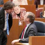El consejero de Fomento y Medio Ambiente, Antonio Silván, con el procurador del Partido Popular Alfonso García Vicente, durante el pleno