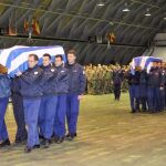 Los féretros con los cuerpos sin vida de los dos pilotos griegos fallecidos el lunes pasado, son portados por sus compañeros hasta el C27-J, en el que volaran a Grecia