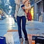Clara viste chaleco y guantes de BDBA, jersey de Custo Barcelona y pantalón de Diesel