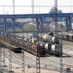 La terminal discurre paralela a la M-824, la carretera que va de Coslada a Vicálvaro