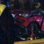 Fotografía cedida por el Ayuntamiento de Madrid del accidente en el que un hombre de aproximadamente 50 años de edad ha fallecido esta noche después de que, aparentemente, volcara su vehículo al chocar contra el quitamiedos y se saliera de la carretera M-824