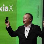 El CEO de Nokia Stephen Elop muestra el Nokia X en el MWC de Barcelona.