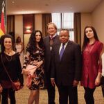 El Encargado de Negocios de Camerún don Thimothée Tabapss Famnvie, (en el centro) recibe a don Joaquín Antuña, Presidente de Paz y Cooperación y a una parte del equipo de esta institución: (de izda a drcha), Ricardo Amador, Sonia Berrakama, Juana Montaño, Georgia Hristea y Alisa Gebrinskity