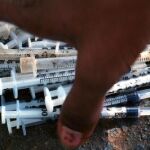 Un adicto a la heroína con jeringuillas usadas