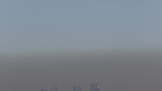 Vista de las Cuatro Torres de Madrid, en la que se aprecia la nube de contaminación que cubre la capital española.