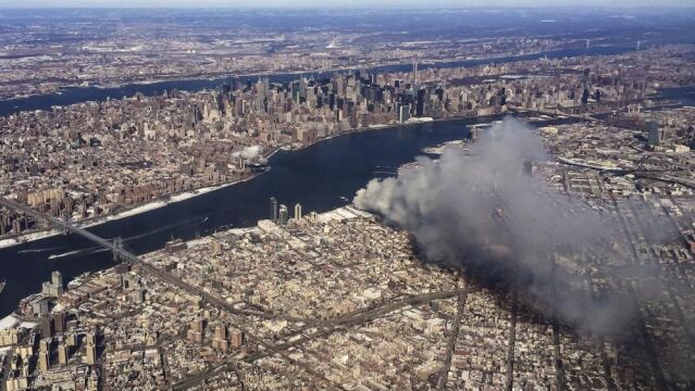 Humo del edificio del distrito neoyorquino de Brooklyn