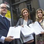 La hermana del joven fallecido en 2003, junto al abogado de la familia y la presidenta de la Asociación Stop Accidentes, muestran a los periodistas las 17.000 firmas que han presentado esta mañana reclamando que el Gobierno revoque el indulto.