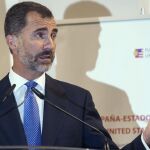 El rey Felipe durante su discurso en la cena inagural, celebrada esta noche en la Real Fábrica de Tabacos de Málaga, del XIX Foro España-Estados Unidos, que reúne hasta el próximo domingo a componentes de los Gobiernos de ambos países, congresistas y parlamentarios, empresarios y académicos.