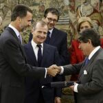 El Rey entrega el XXV Premio FIES de Periodismo al periodista y ensayista Tomás Burns Marañón