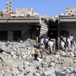 La lucha de un padre por sacar a su hija y a sus nietos de Yemen