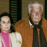 El ex alto cargo de la Generalitat en la etapa de CiU, Maciá Alavedra, junto a su mujer, a su salida del centro penitenciario Brians 2.