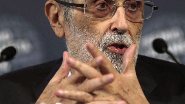José Manuel Lara, durante la rueda de prensa en la que se han dado a conocer las diez finalistas que optan al Premio Planeta de Novela, que se entregará mañana.
