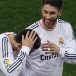 Ronaldo se toca la cabeza después de la agresión