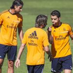 Khedira, en el entrenamiento de ayer, detrás de Coentrao y Ronaldo