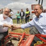 Miguel Arias Cañete junto al presidente de los populares extremeños, José Antonio Monago, durante la visita que ha realizado a una plantación de tomates en la localidad cacereña de Alonso de Ojeda