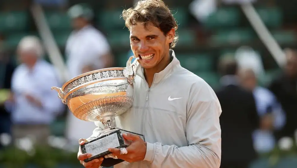 Rafael Nadal posa con la novena Copa de los Mosqueteros