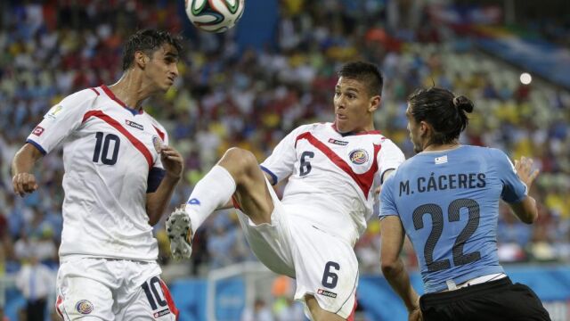 Los jugadores se dispitan un balón