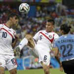 Los jugadores se dispitan un balón