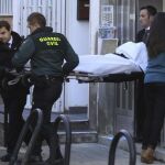Los servicios funerarios sacan uno de los dos cuerpos de la casa.